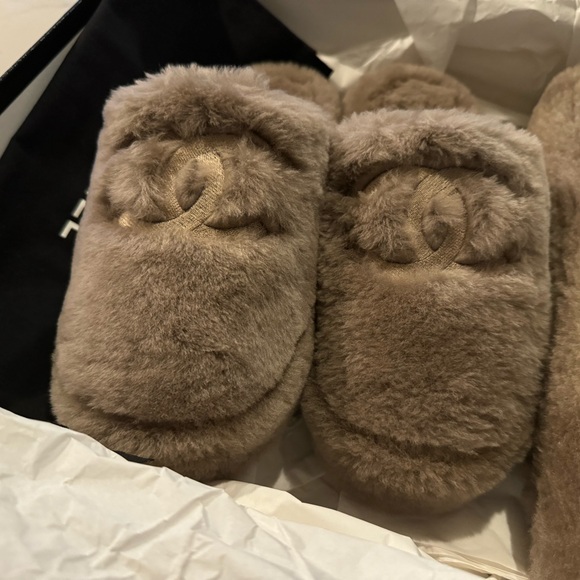 Chanel slippers and pouch - Picture 3 of 8